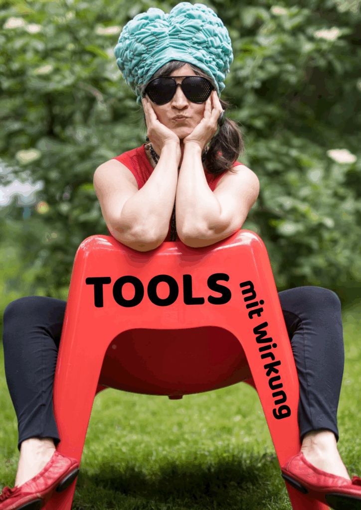 Edit Árokszállási auf dem "Tools mit Wirkung"-roten Sessel sitzend