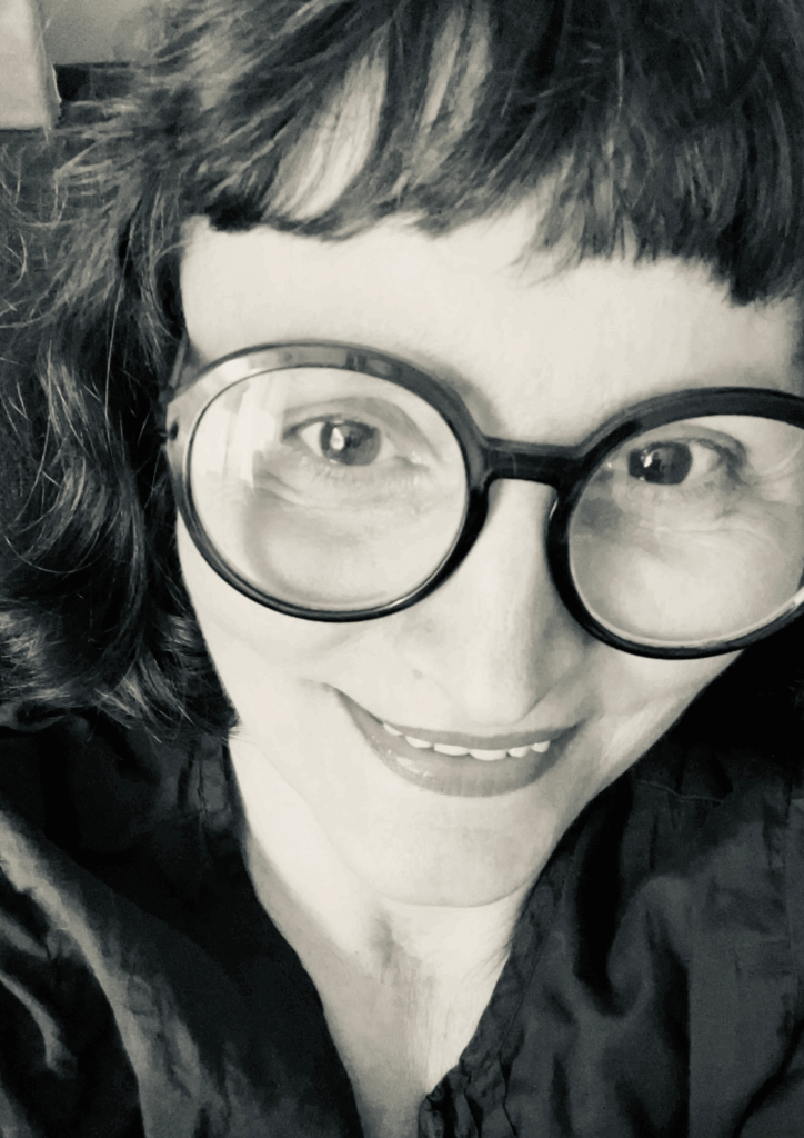 Árokszállási Edit mit Brille, schwarz-weiss Foto, lächelnd